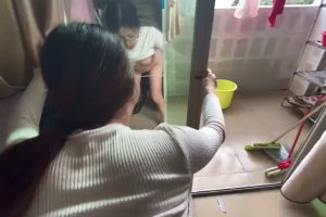 Đang dọn nhà thì hứng tình, 2 vợ chồng lôi nhau ra doggy