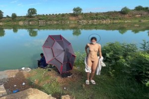 Bé người yêu ra hồ cá phô dâm mặc kệ cần thủ đang câu | da trắng #1f1776
