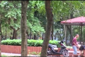 Cặp đôi chơi nhau ở hồ Linh Đàm | doggy Cặp đôi chơi nhau ở hồ Linh Đàm | doggy