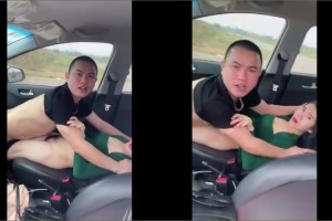 Đang chơi trong xe ô tô thì bị quay phim | len lut Đang chơi trong xe ô tô thì bị quay phim | len lut