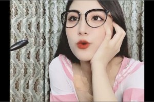 Em kính cận áo hồng khoe vú xinh | em dâm Em kính cận áo hồng khoe vú xinh | em dâm