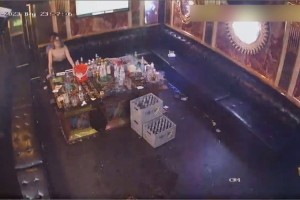 Hack camera nứng quá chơi luôn em tay vịn trong quán karaoke | camera