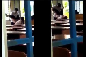 Hai em chơi lén lút trong lớp học | dit em