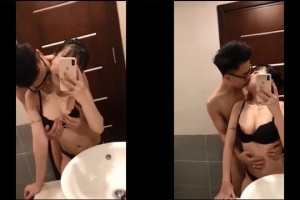 Hai em teen mân mê trước gương | Clip sex